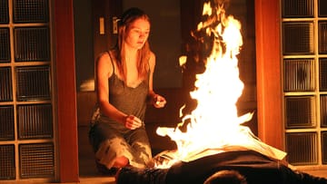 Der düstere Krimi "Rebecca" ist der vorletzte "Tatort" aus Konstanz. Zu Beginn des Films wird die 17-jährige Rebecca (Gro Swantje Kohlhof) völlig verstört neben der brennenden Leiche ihres Entführers gefunden.
