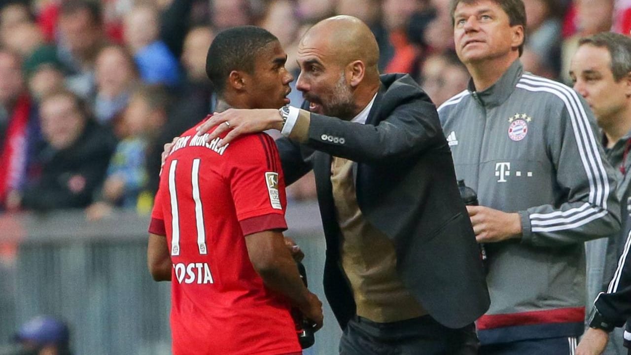 Pep Guardiola (re.) gibt Douglas Costa im Spiel Anweisungen. Pep Guardiola (re.) gibt Douglas Costa im Spiel Anweisungen.