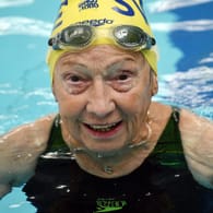 Schwimmerin Ingeborg Fritze hat mehr als 600 Medaillen gewonnen - dabei hat sie erst mit 70 mit dem Wettkampfschwimmen begonnen.