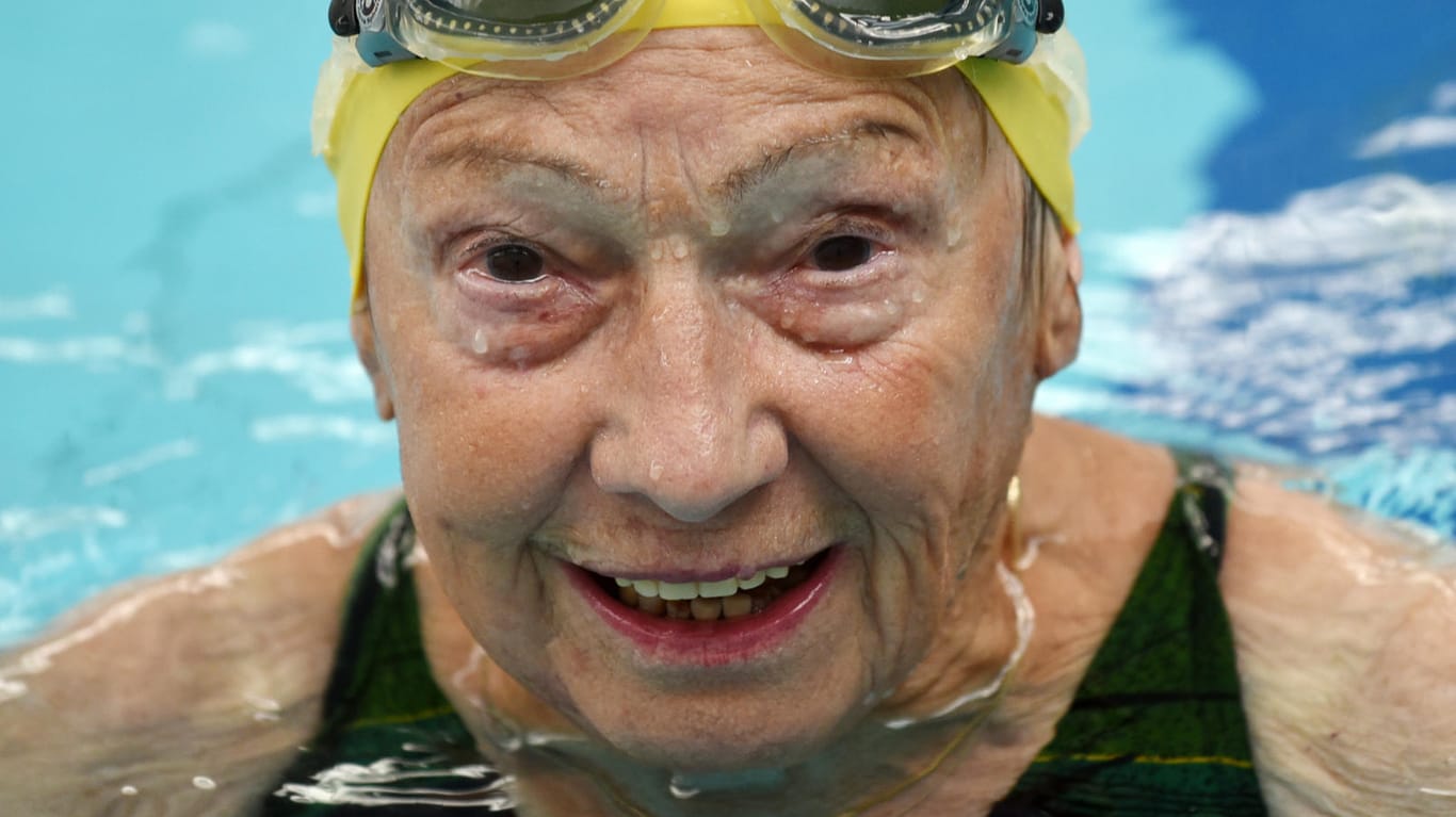 Schwimmerin Ingeborg Fritze hat mehr als 600 Medaillen gewonnen - dabei hat sie erst mit 70 mit dem Wettkampfschwimmen begonnen.