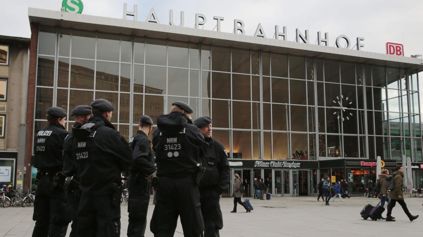 Wegen der sexuellen Übergriffe auf Frauen in der Silvesternacht verstärkt die Polizei die Präsenz am Kölner Hauptbahnhof.