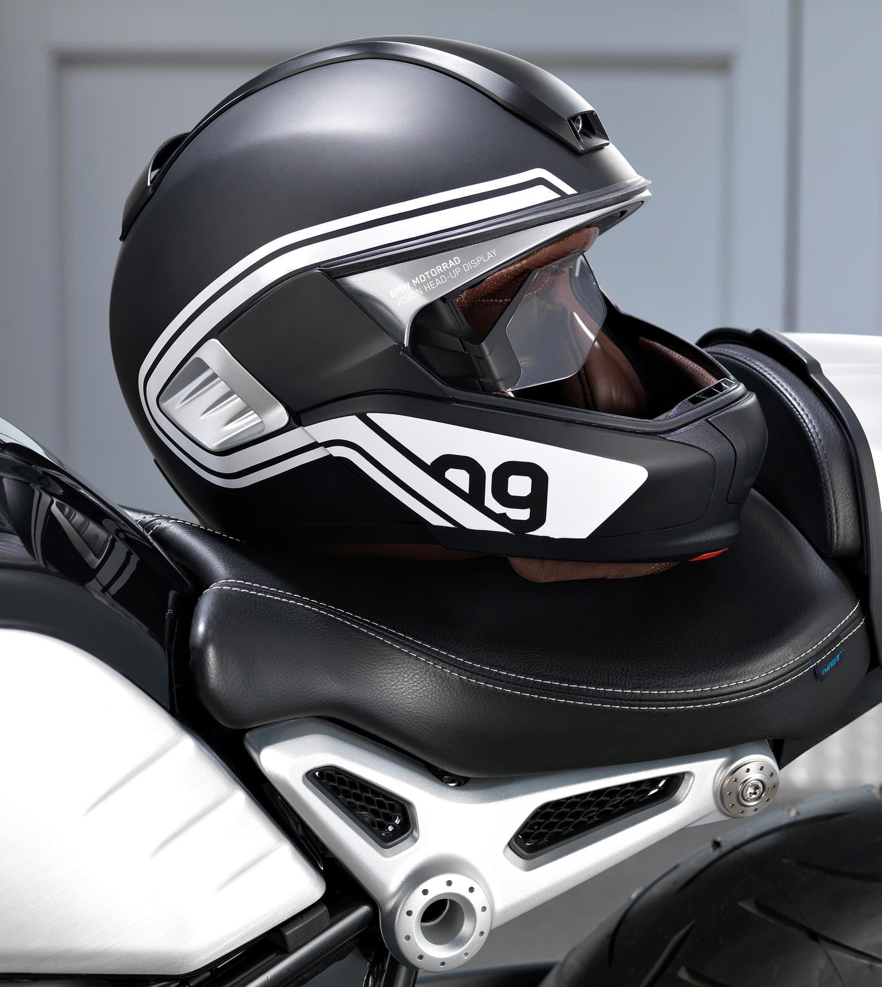 Außerdem ist es nach den Vorstellungen von BMW möglich, den Helm zusätzlich mit kleinen Kameras aufzurüsten.