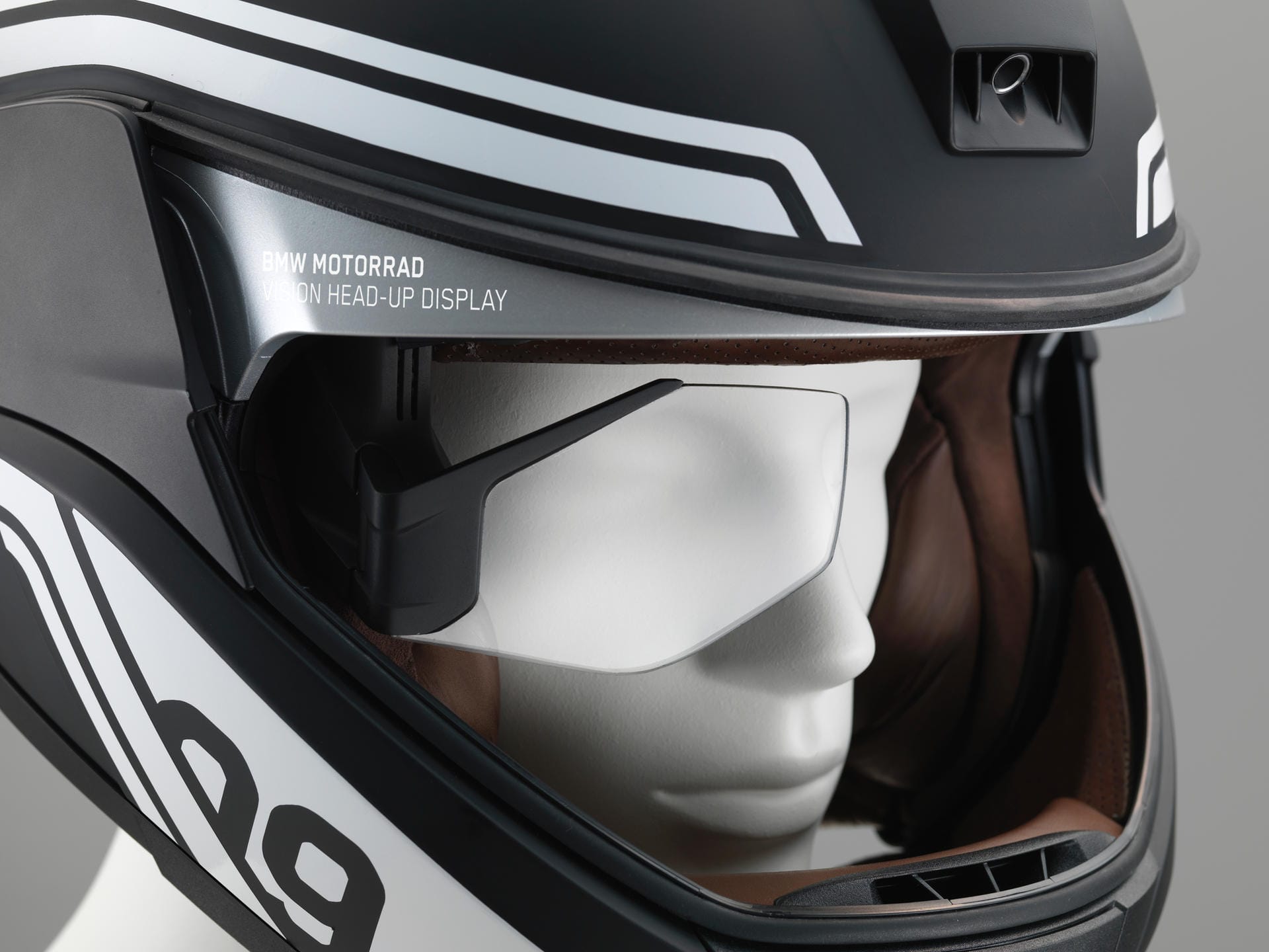 BMW hat den neuen Super-Motorradhelm mit Head-Up Display vorgestellt.