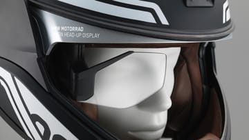 BMW hat den neuen Super-Motorradhelm mit Head-Up Display vorgestellt.