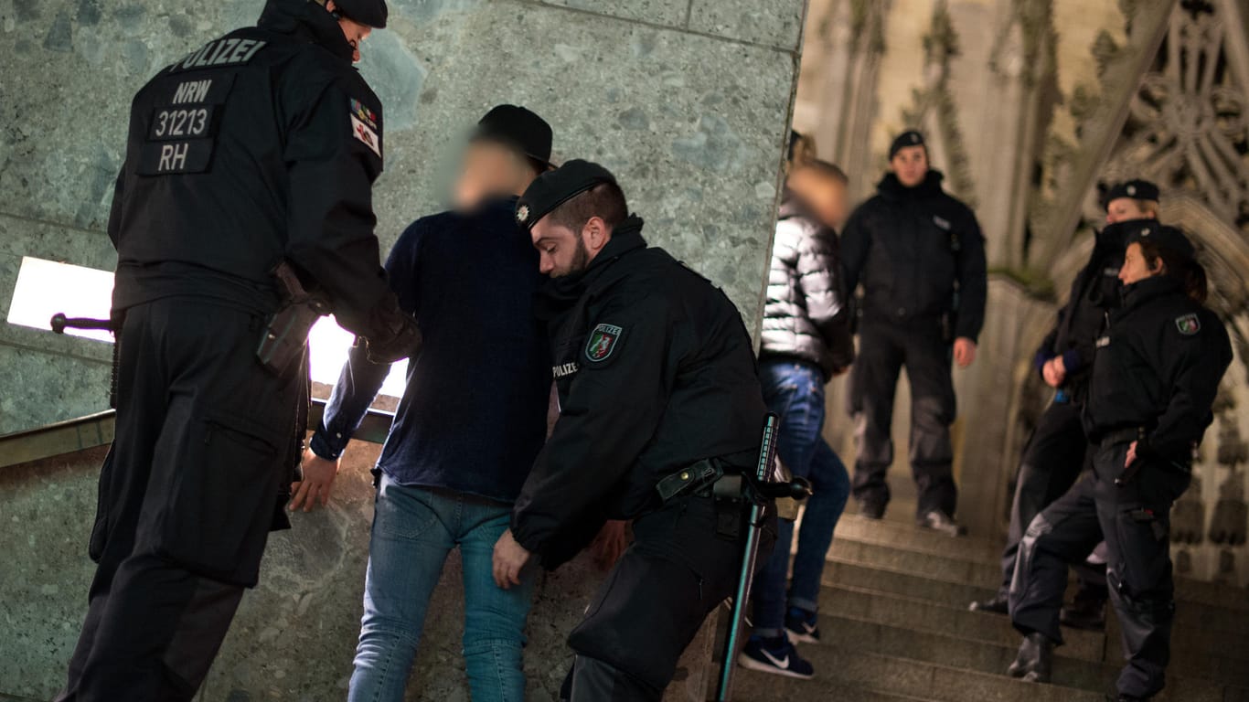 Polizisten kontrollieren am 5. Januar 2016 vor dem Hauptbahnhof in Köln verdächtige Personen