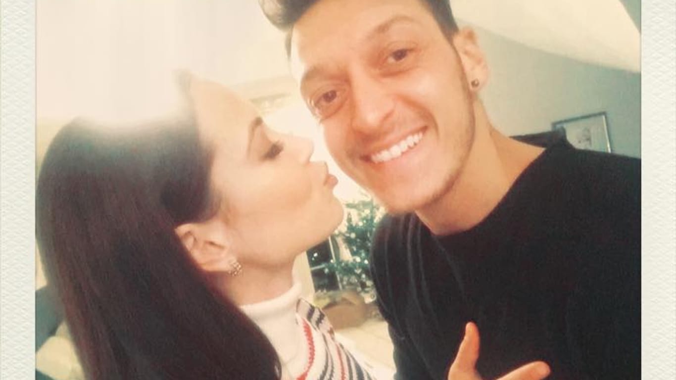 Eigentlich halten Mandy Capristo und Mesut Özil ihr Privatleben lieber aus der Öffentlichkeit raus. Doch jetzt überraschte die Sängerin mit einem neuen Liebes-Selfie auf Facebook.