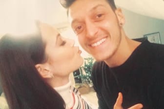 Eigentlich halten Mandy Capristo und Mesut Özil ihr Privatleben lieber aus der Öffentlichkeit raus. Doch jetzt überraschte die Sängerin mit einem neuen Liebes-Selfie auf Facebook.