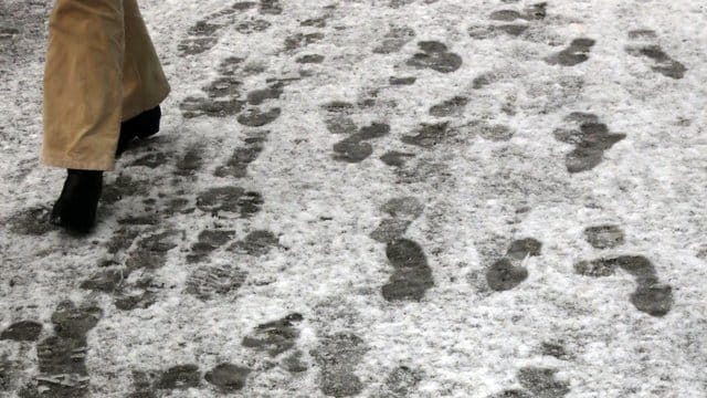 Wer Rutschgefahr bei Schnee vor seinem Grundstück vorbeugen will, sollte dazu keine Holzspäne verwenden.