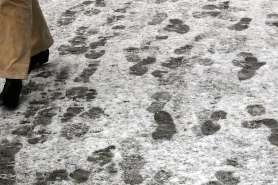 Wer Rutschgefahr bei Schnee vor seinem Grundstück vorbeugen will, sollte dazu keine Holzspäne verwenden.