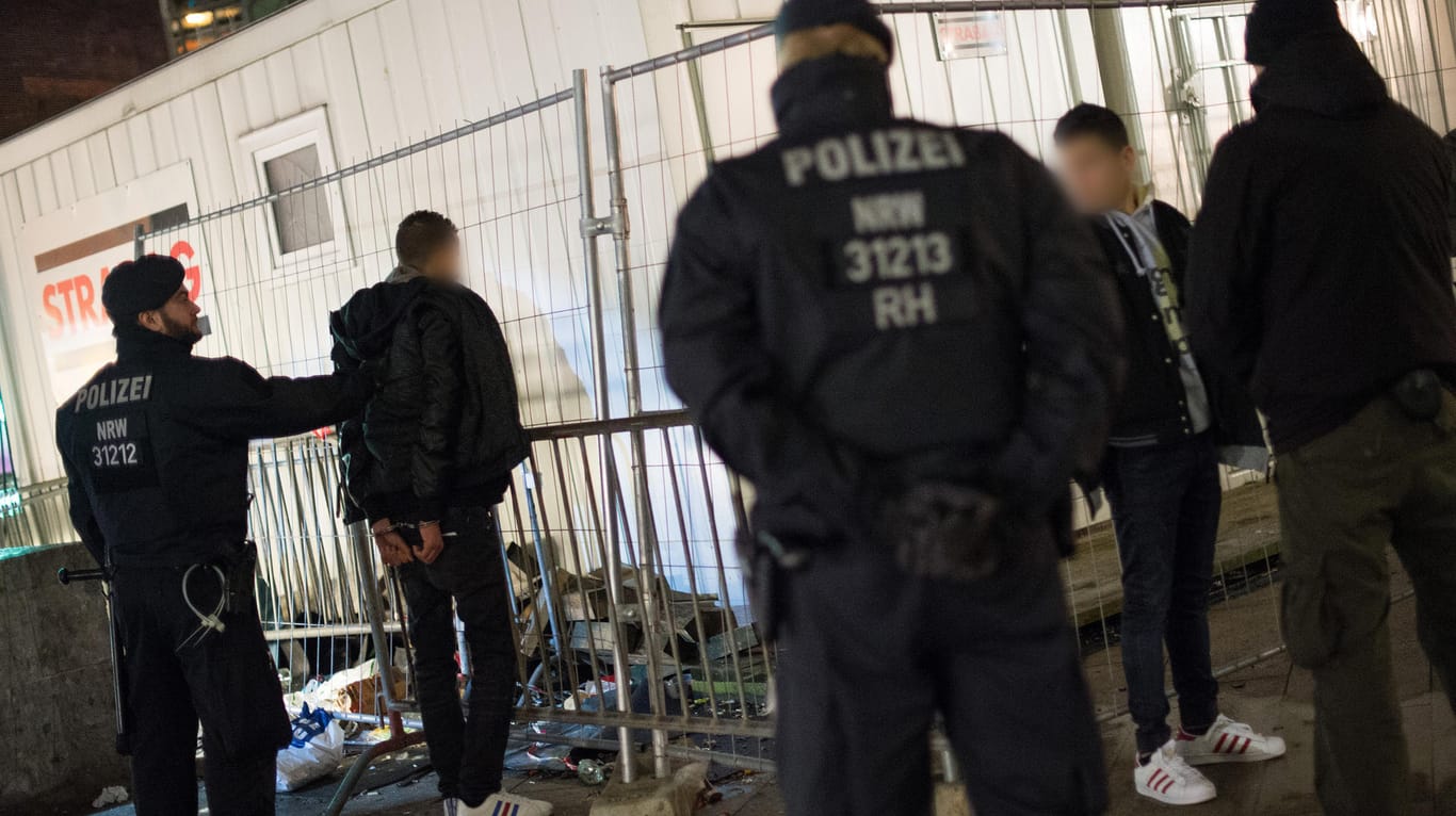 Personenkontrolle am Kölner Hauptbahnhof: Nach Polizeiangaben waren die meisten Täter an Silvester Flüchtlinge.
