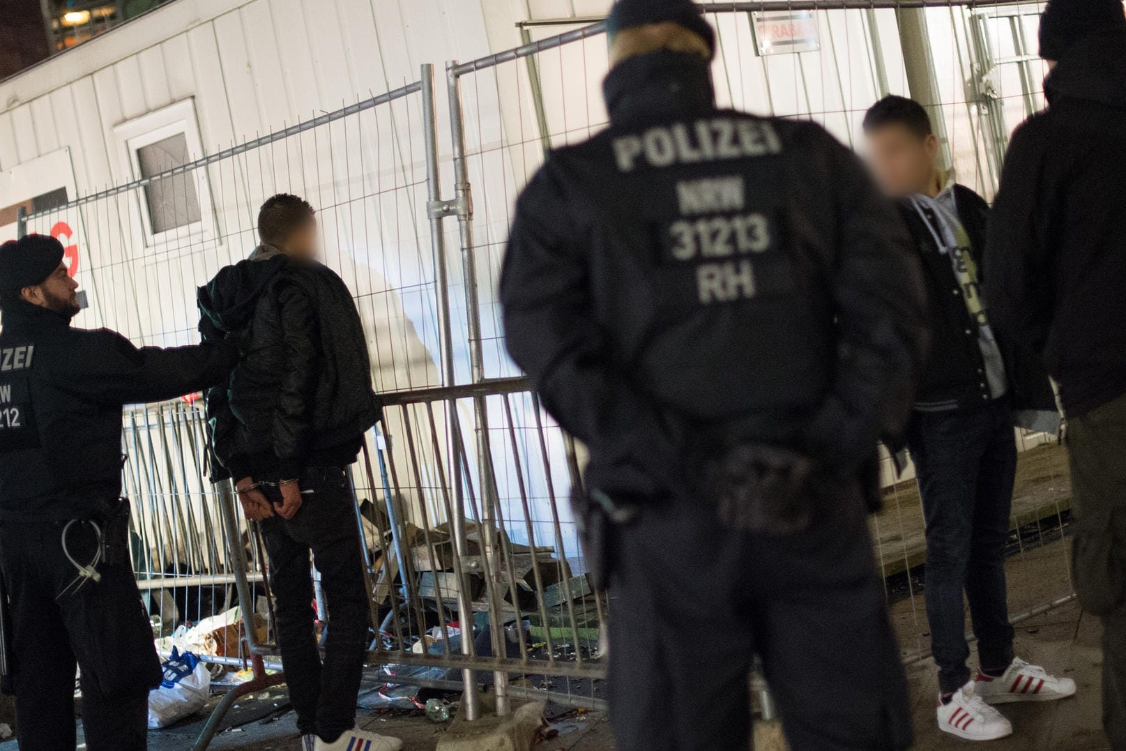 Personenkontrolle am Kölner Hauptbahnhof: Nach Polizeiangaben waren die meisten Täter an Silvester Flüchtlinge.