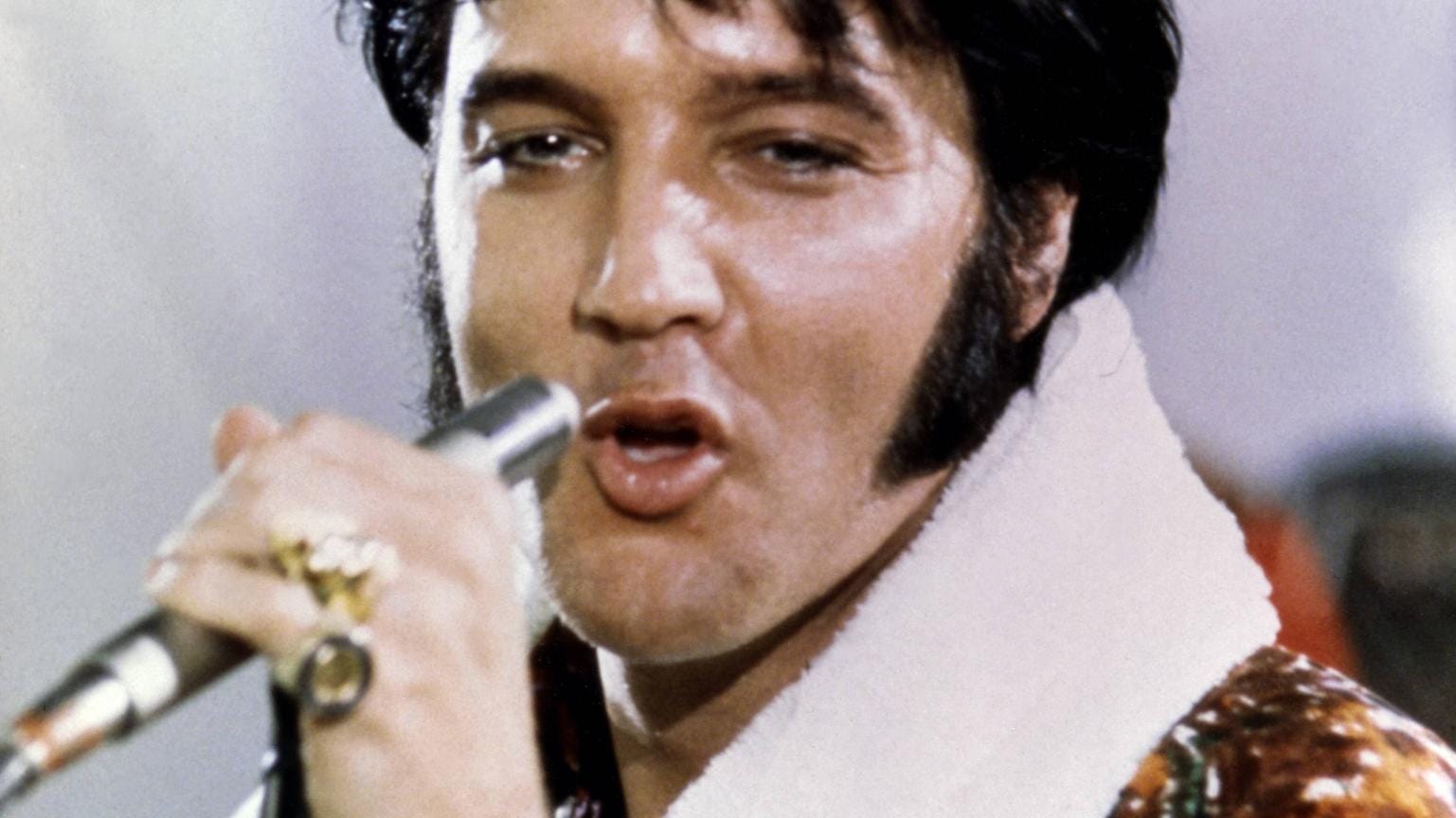 Elvis Presley schmückte sich gerne mit funkelnden Juwelen.