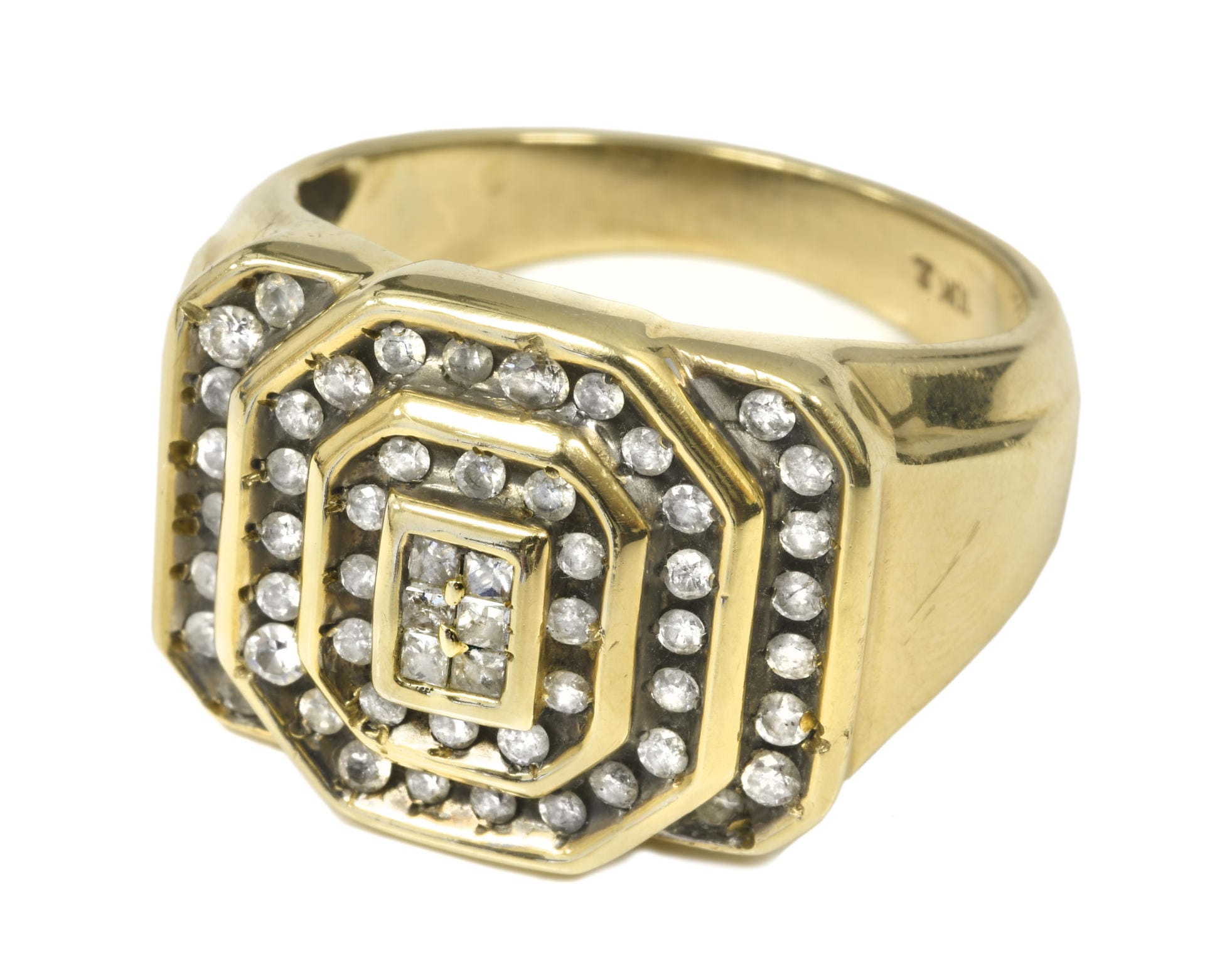 Dieser Ring von Elvis wurde mit 56 Diamanten verziert. 13.750 Dollar erlöste das Schmuckstück aus zehn Karat Gold.