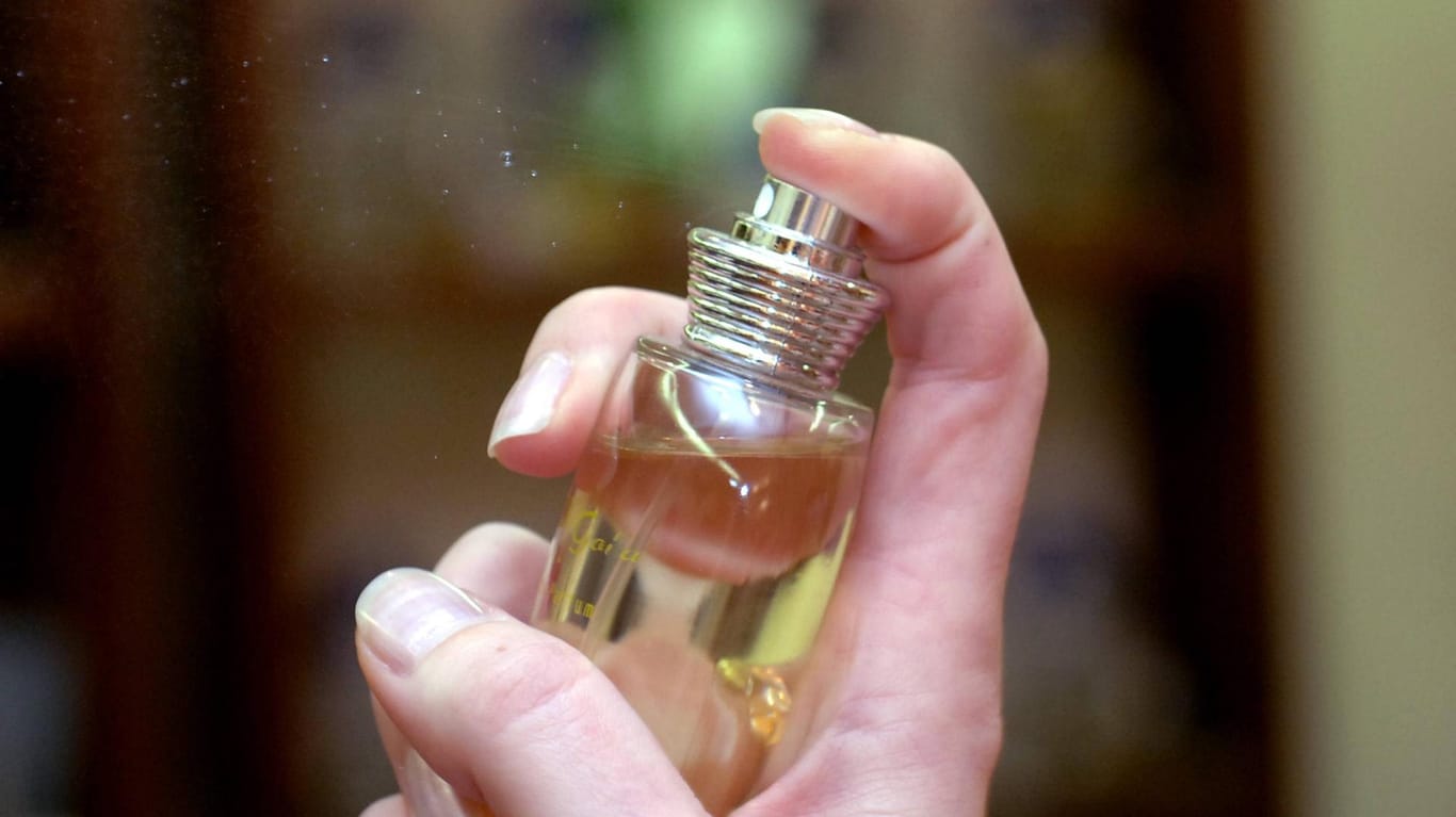 Bei einer Kontaktallergie sollte Parfüm nicht direkt auf die Haut gesprüht werden.