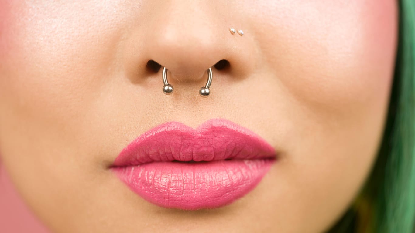 Das Septum-Piercing liegt bei Frauen und Männern gleichermaßen im Trend.