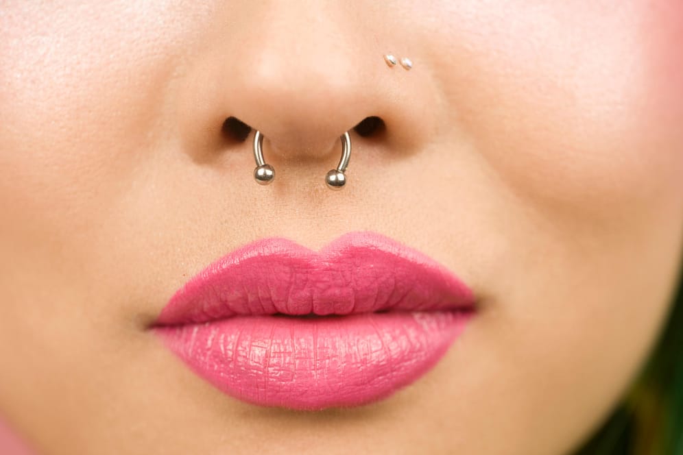 Das Septum-Piercing liegt bei Frauen und Männern gleichermaßen im Trend.