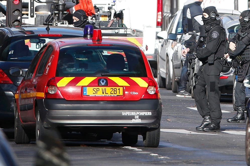 Einsatzkräfte auf den Straßen des 18. Distrikts von Paris, wo am Donnerstag ein Angreifer erschossen wurde.