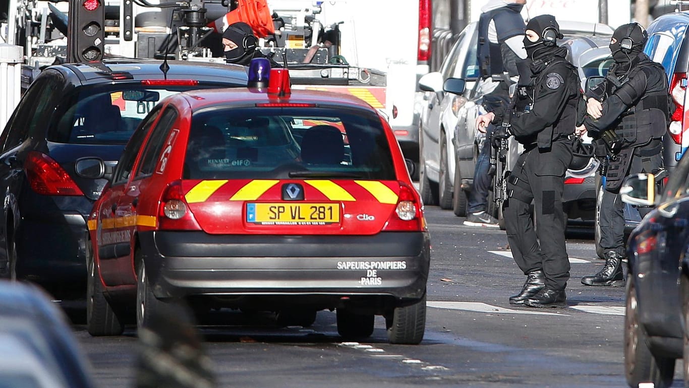 Einsatzkräfte auf den Straßen des 18. Distrikts von Paris, wo am Donnerstag ein Angreifer erschossen wurde.