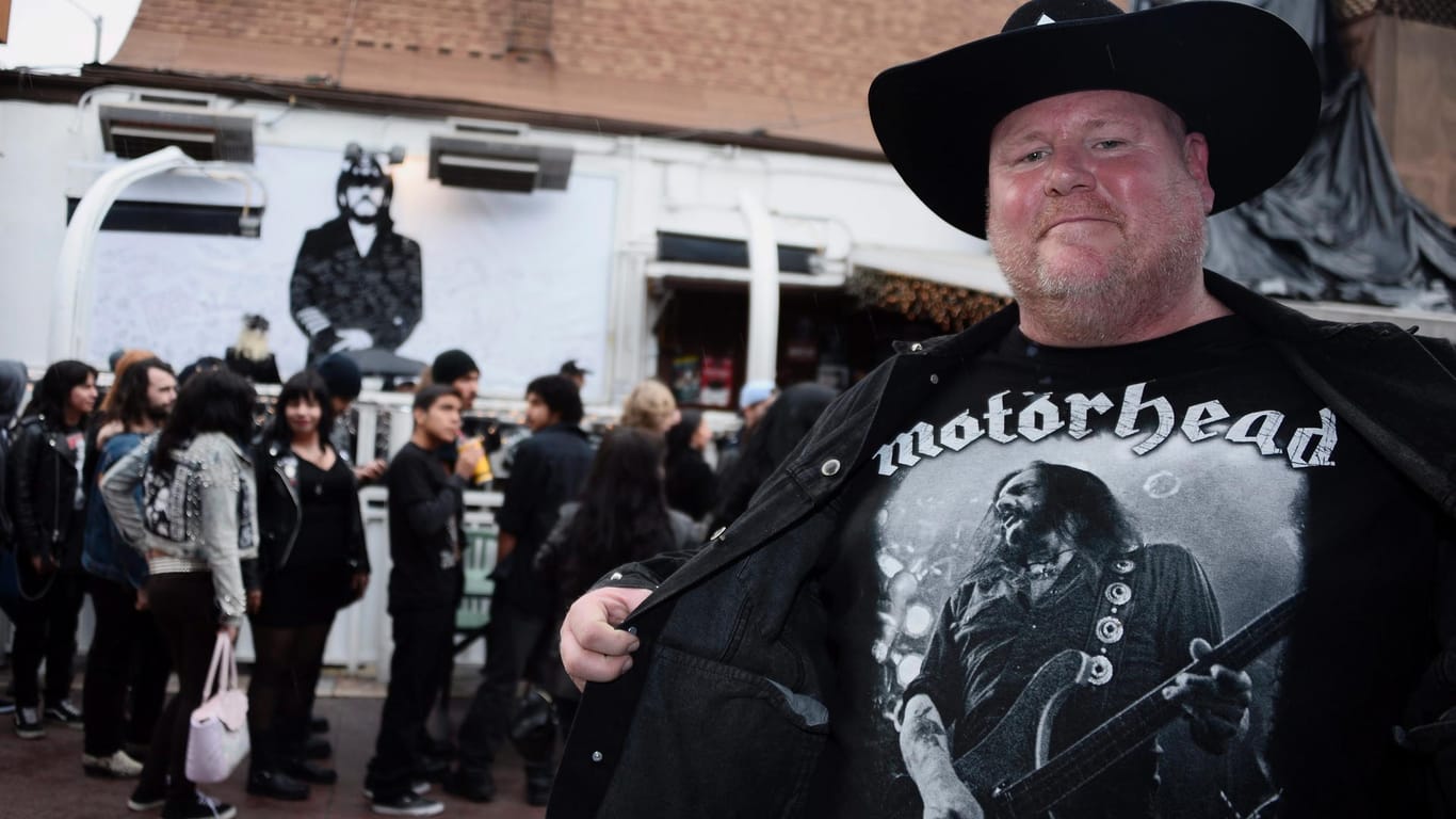 Motörhead-Fans nehmen in seiner Stammkneipe Abschied von Lemmy Kilmister.