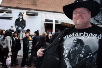 Motörhead-Fans nehmen in seiner Stammkneipe Abschied von Lemmy Kilmister.