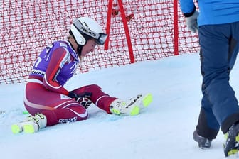 Trauriger Moment: Lotte Smiseth Sejersted sitzt nach ihrem Sturz weinend im Schnee.