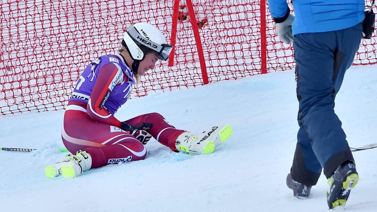 Trauriger Moment: Lotte Smiseth Sejersted sitzt nach ihrem Sturz weinend im Schnee.