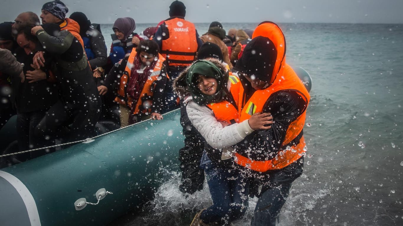 Einsatzkräfte helfen Flüchtlingen an der Küste der griechischen Insel Lesbos. Bilder, auf die man sich wohl auch in den nächsten Jahren einstellen muss.