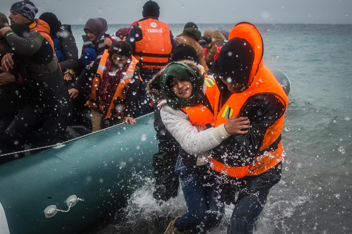 Einsatzkräfte helfen Flüchtlingen an der Küste der griechischen Insel Lesbos. Bilder, auf die man sich wohl auch in den nächsten Jahren einstellen muss.