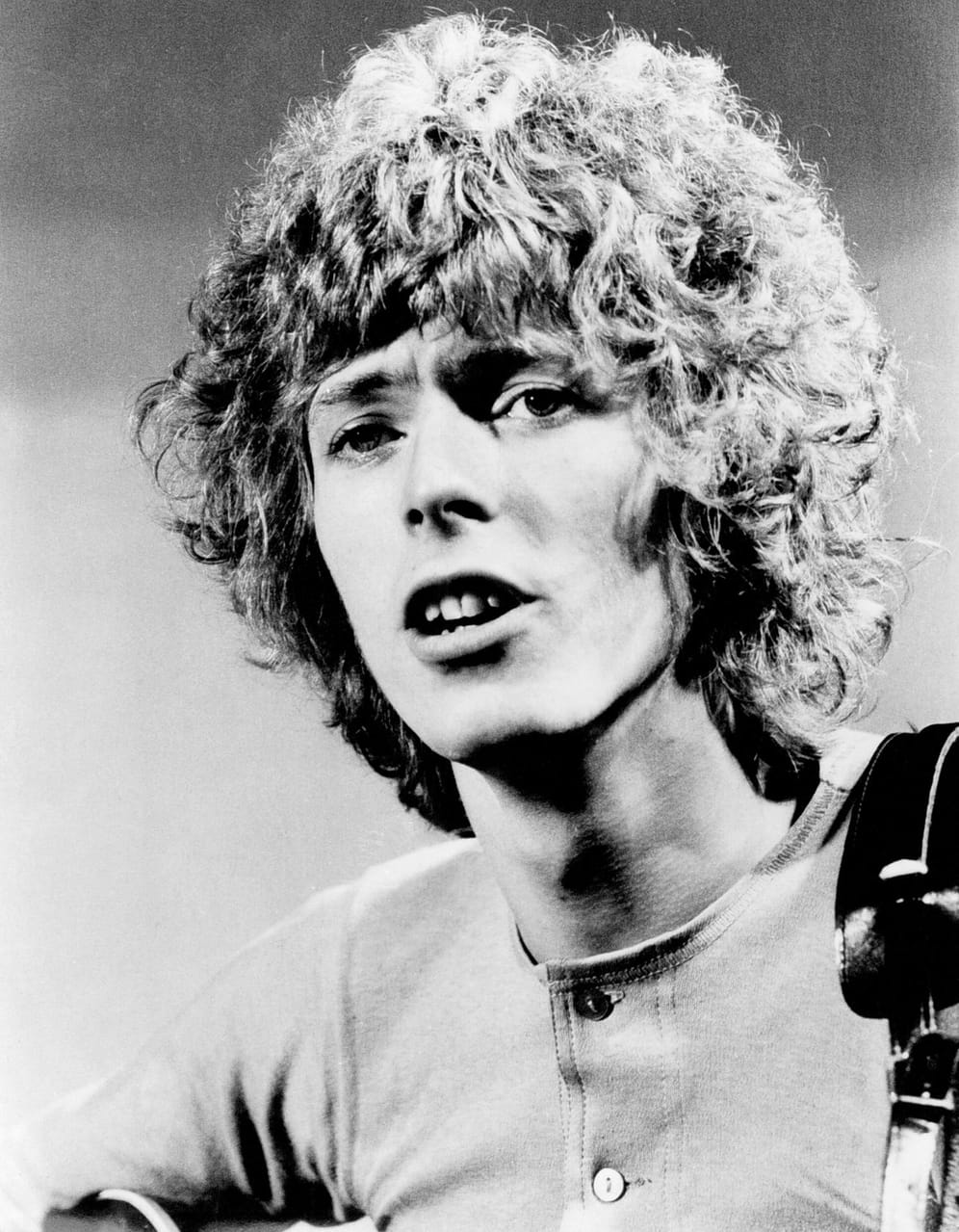 David Bowie wurde 1947 als David Robert Jones im Londoner Stadtteil Brixton geboren. Im Alter von neun Jahren kam er erstmals mit dem Rock'n'Roll in Berührung. In den 60er Jahren sammelte er Erfahrungen als Sänger und Musiker und legte sich den Künstlernamen zu. 1967 erschien sein Debüt-Album "David Bowie".