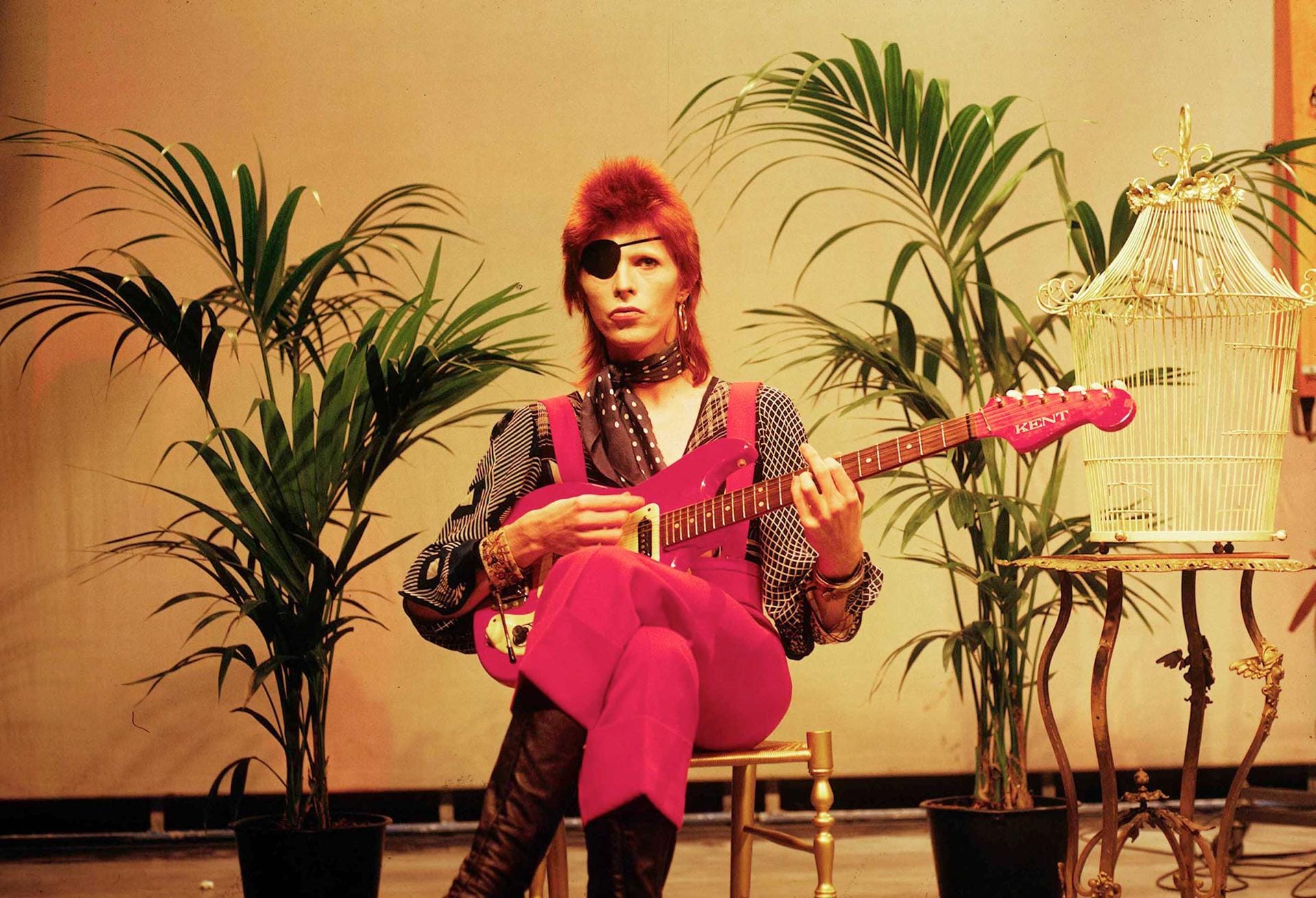 1969 erschien sein zweites Album, auf dem auch die Single "Space Oddity" enthalten war - Bowies erster kommerzieller Erfolg. Den Durchbruch schaffte er allerdings erst drei Jahre später mit dem Album "The Rise And Fall Of Ziggy Stardust And The Spiders From Mars".