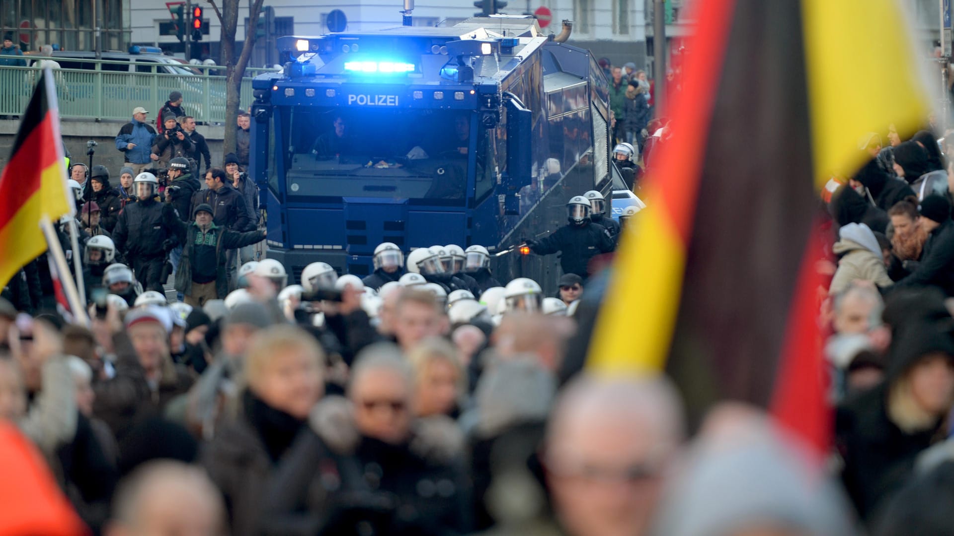 Polizei begleitet eine Pegida-Demo in Köln, zu der nach den Übergriffen in der Silvesternacht aufgerufen worden war.