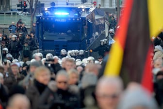 Polizei begleitet eine Pegida-Demo in Köln, zu der nach den Übergriffen in der Silvesternacht aufgerufen worden war.