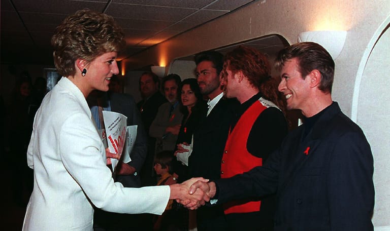 1993 trifft David Bowie gemeinsam mit anderen Künstlern die Popmusik-begeisterte Prinzessin Diana.