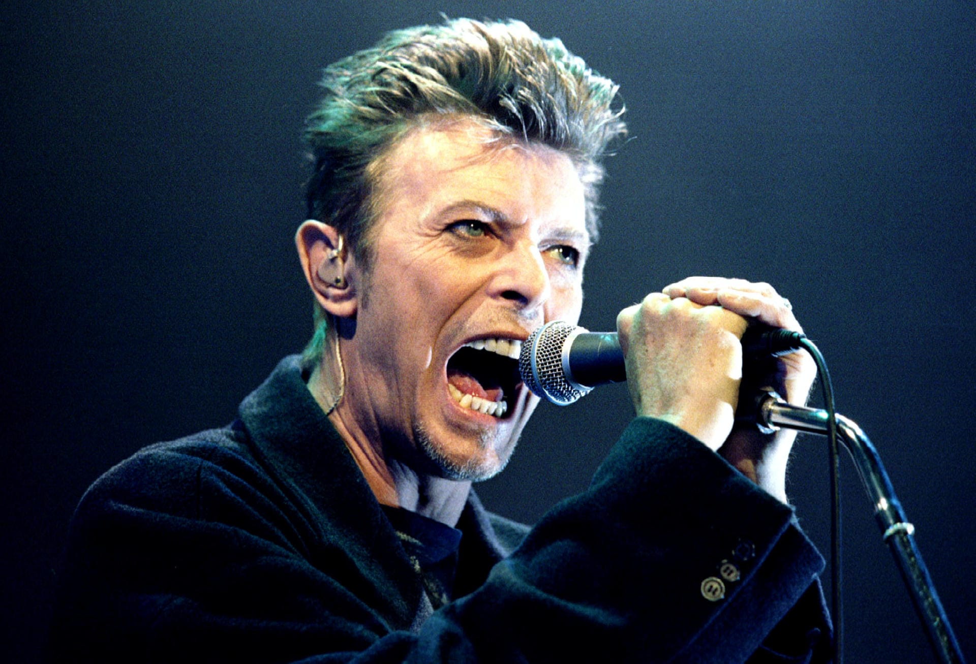 Nach einer längeren musikalischen Auszeit überraschte Bowie 2013 mit dem Comeback-Album "The Next Day", mit dem er an frühere Erfolge anknüpfe konnte.
