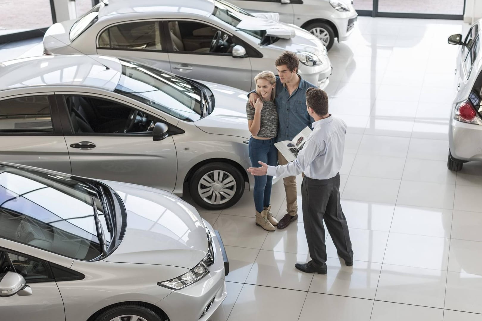 Manche Autos standen 2015 lange in den Showrooms.