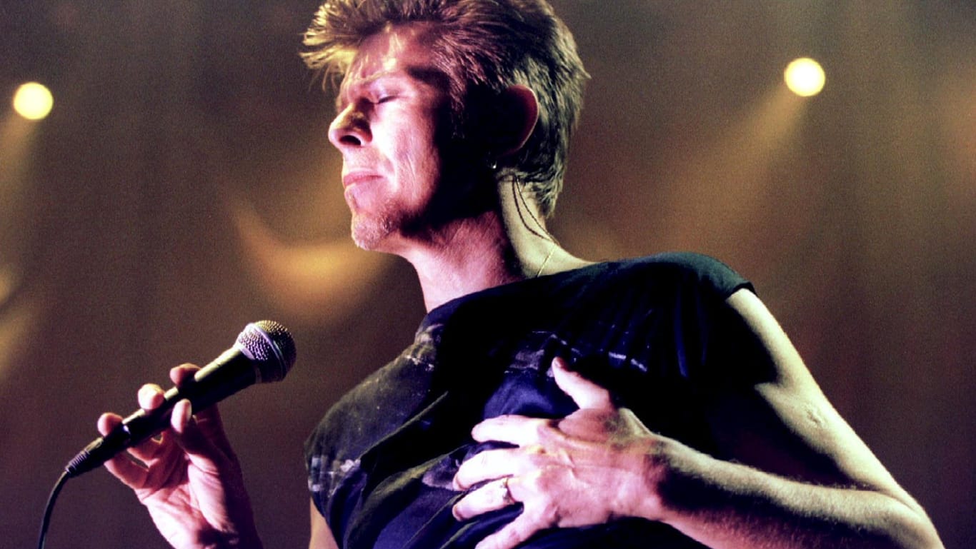 David Bowie 1996 bei einem Konzert in Wien.