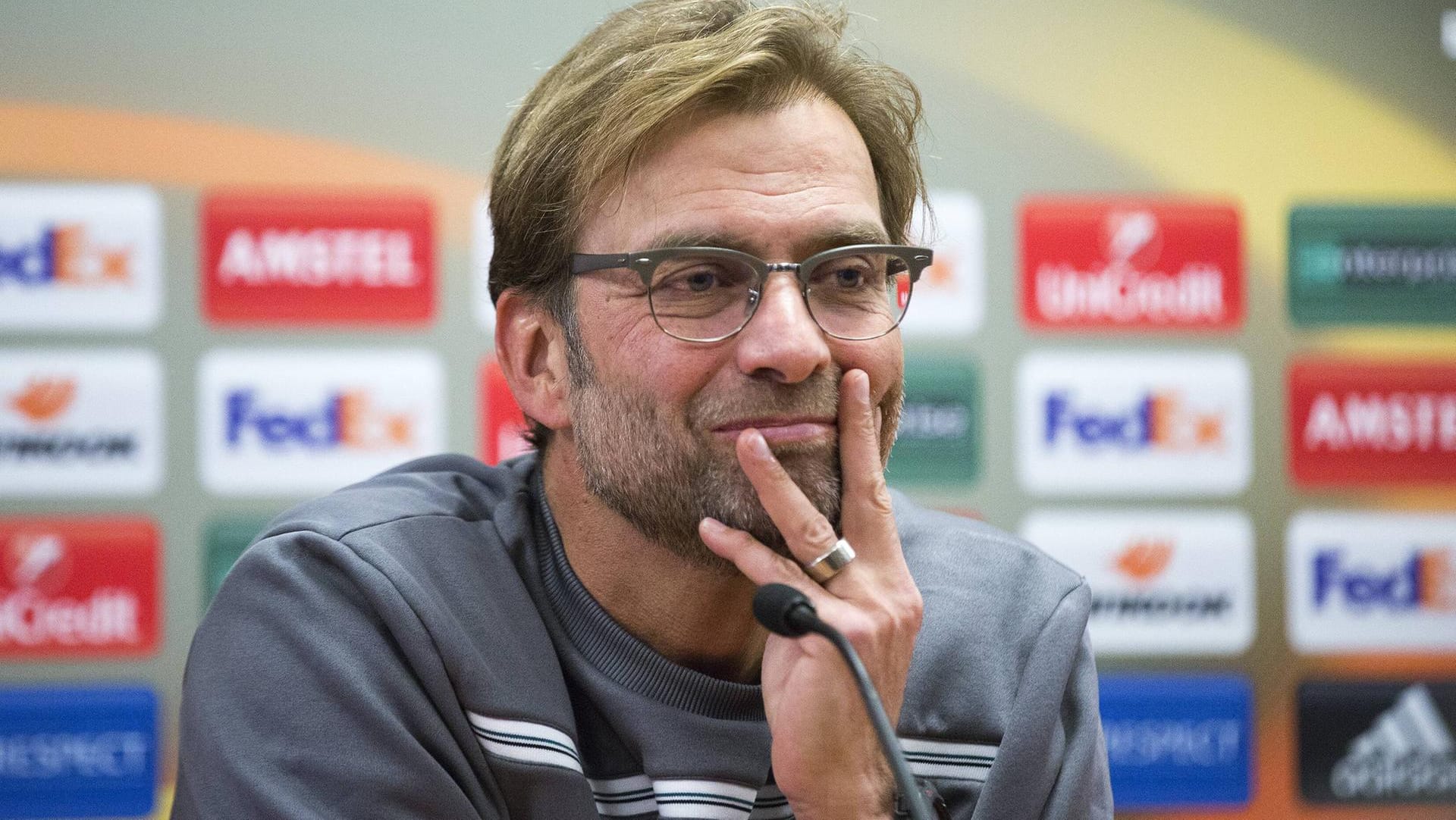 Traut seinem bei Manchester City hoch gehandelten Trainer-Kollegen Pep Guardiola auch in England eine erfolgreiche Zeit zu: Jürgen Klopp. Traut seinem bei Manchester City hoch gehandelten Trainer-Kollegen Pep Guardiola auch in England eine erfolgreiche Zeit zu: Jürgen Klopp.