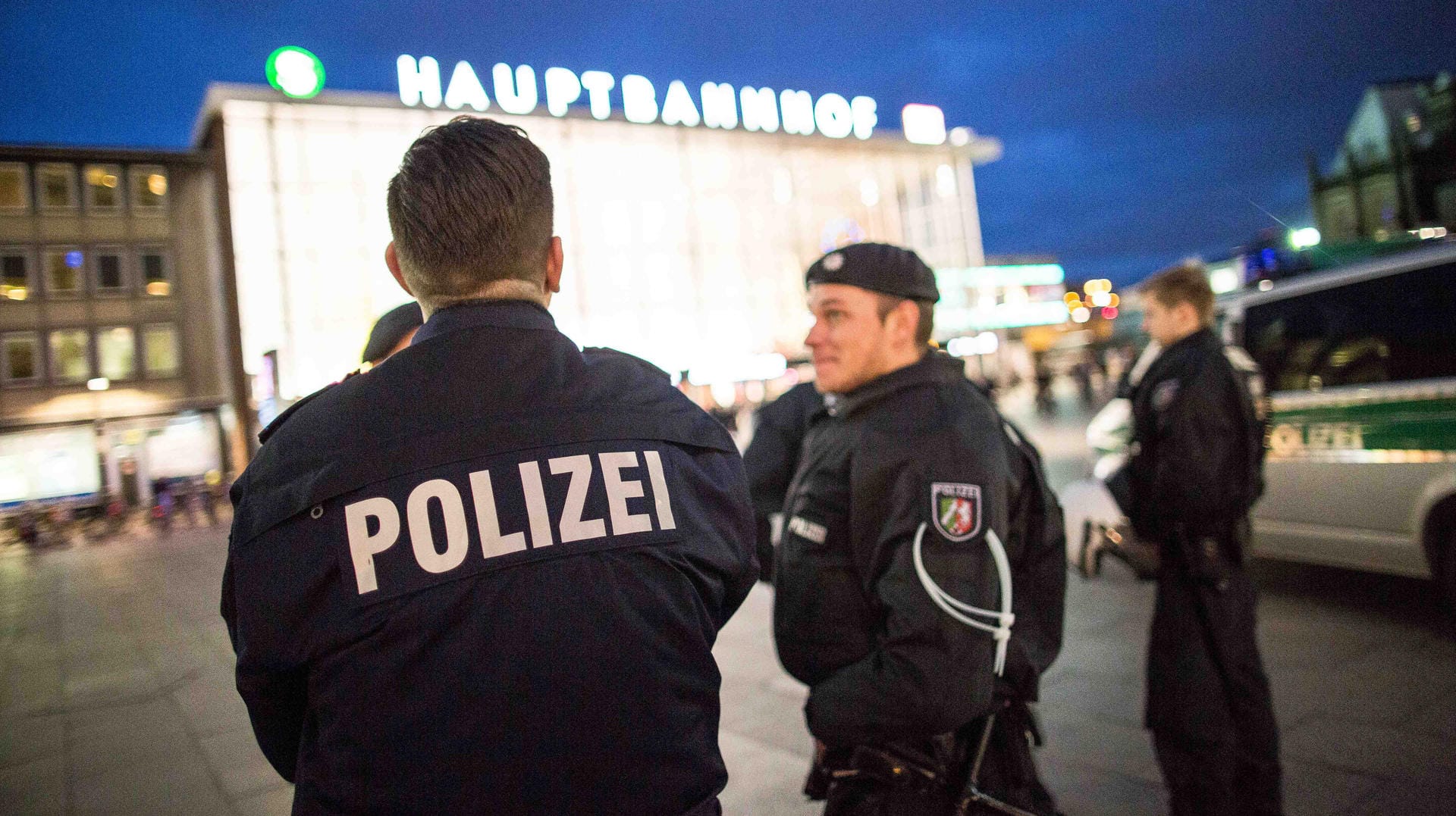 Polizeipräsenz am Kölner Hauptbahnhof.