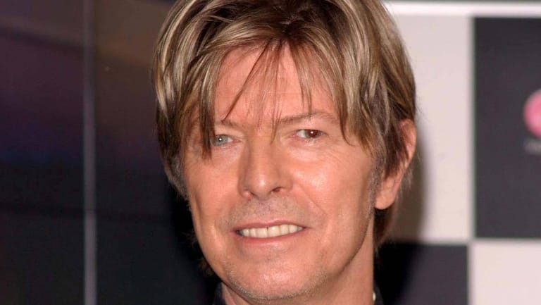 David Bowie im Jahr 2002: Seine verschiedenfarbigen Augen waren Folge einer Verletzung.