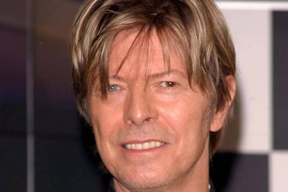 David Bowie im Jahr 2002: Seine verschiedenfarbigen Augen waren Folge einer Verletzung.