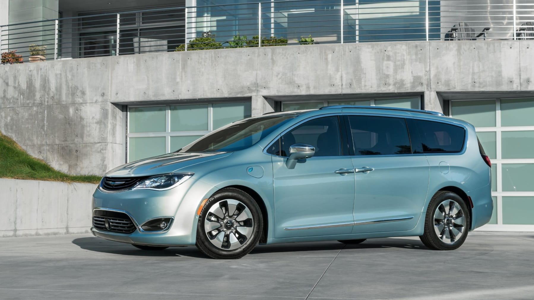 Chrysler Pacifica: mehr als fünf Meter langer Van, den es auch mit Plug-in-Hybridantrieb gibt.