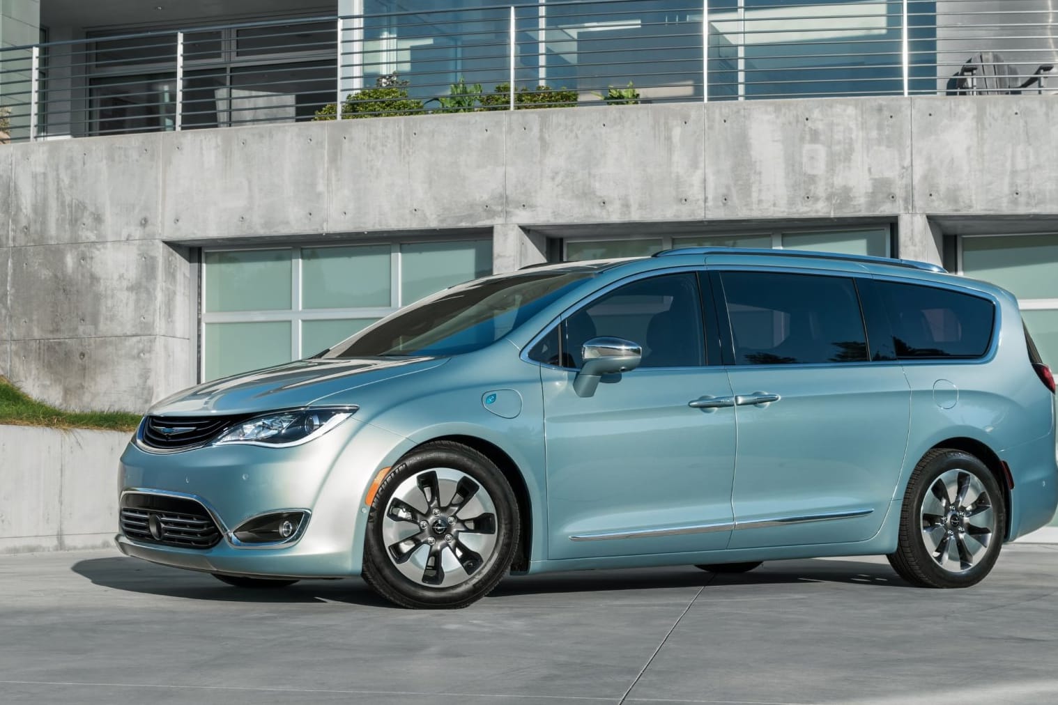 Chrysler Pacifica: mehr als fünf Meter langer Van, den es auch mit Plug-in-Hybridantrieb gibt.