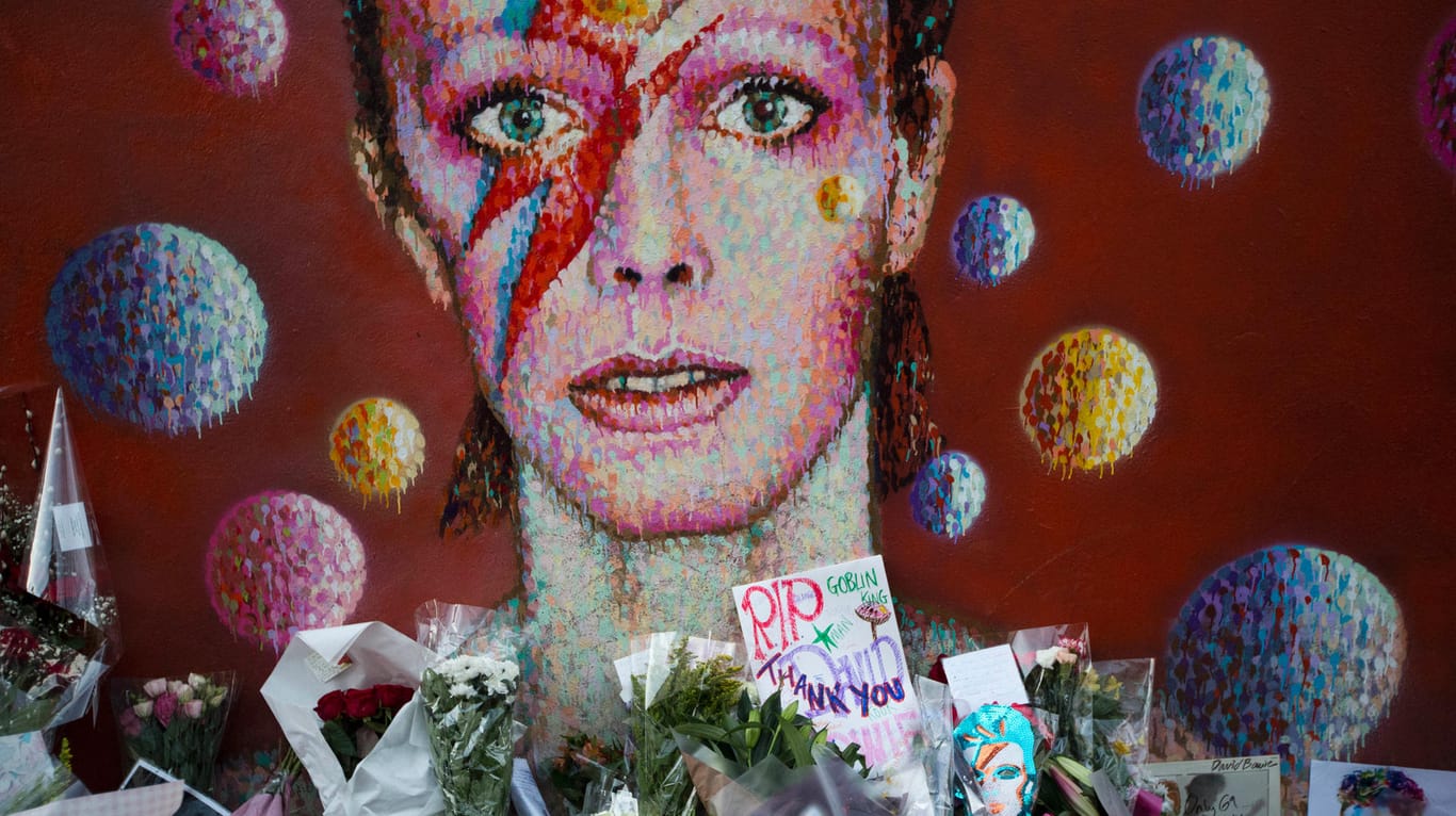 Im Londoner Stadtteil Brixton legten die Fans Blumen vor einer Gedenkmauer ab.