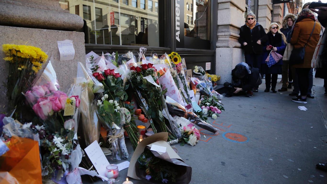 Auch in New York wurden vor David Bowies Wohnhaus Blumen und Briefe abgelegt.