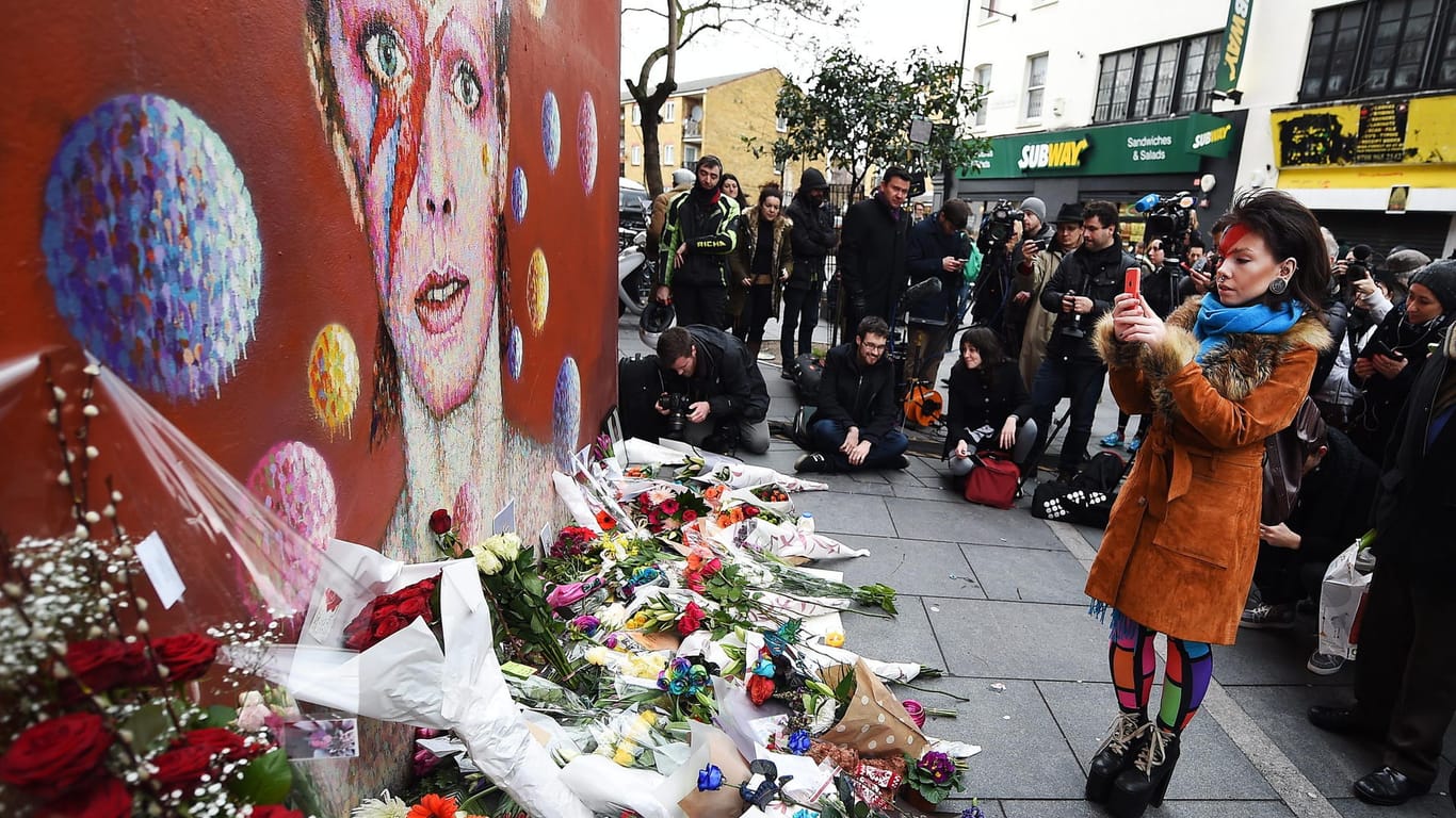 Fans und Journalisten an der Bowie-Gedenkmauer in Brixton/London.