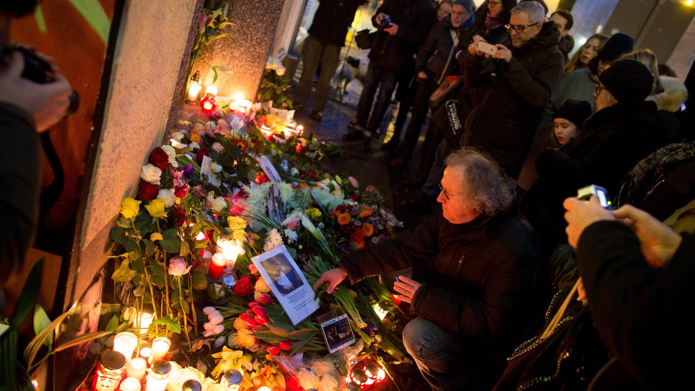 Zahlreiche Menschen legen am 11.01.2016 in Berlin Schöneberg in der Hauptstraße 155, dem ehemaligen Wohnhaus des Musikers David Bowie in Berlin, Blumen und Bilder nieder und zündeten Kerzen an.