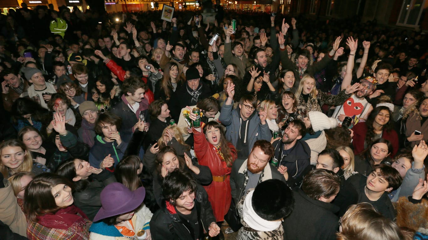 Menschen tanzen und singen auf dem Windrush Square in Brixton.