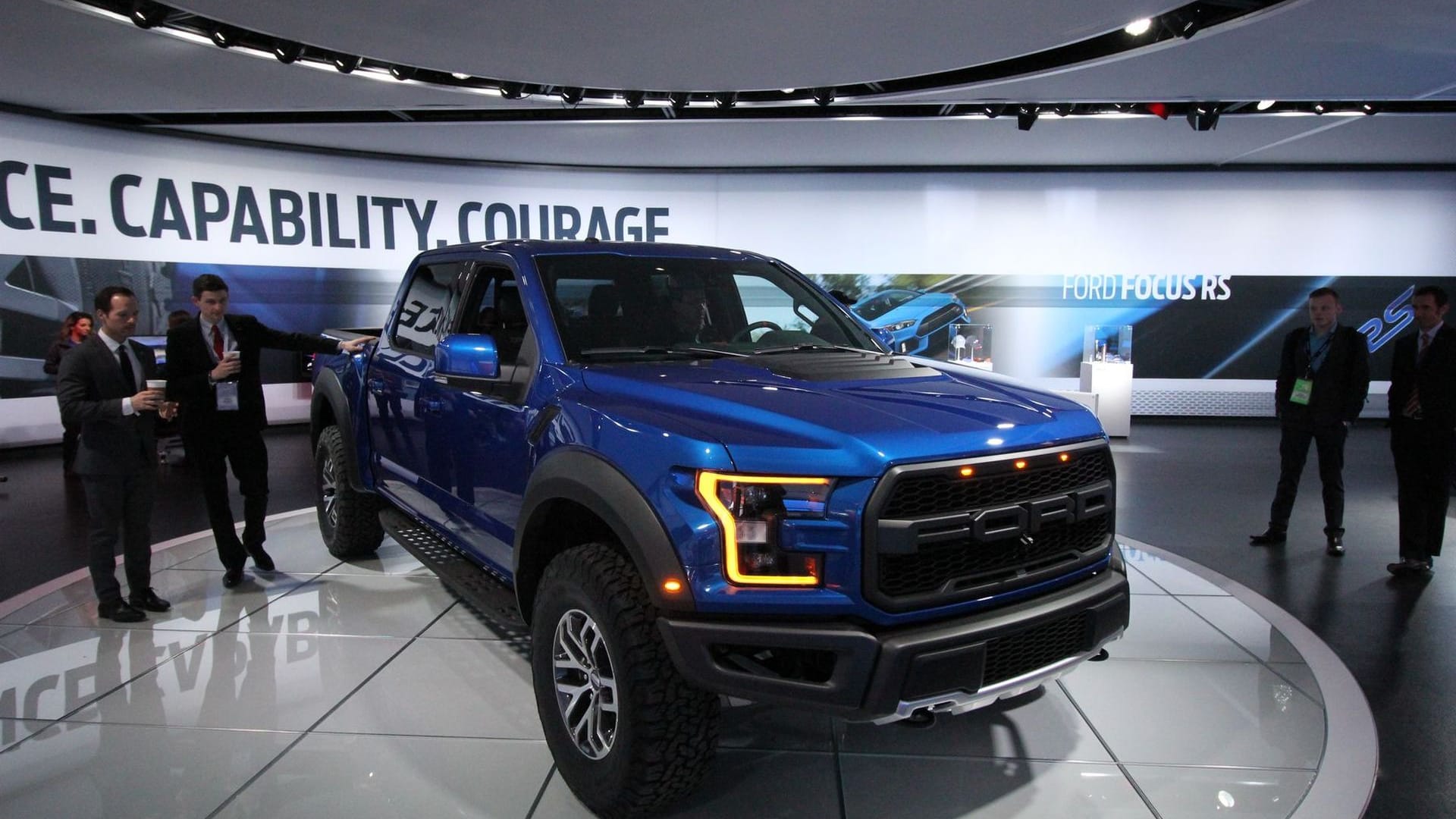 Das große Vorbild, an dem sich auf der Detroit Motor Show alle Pick Ups messen, ist der Ford F-150 Raptor Supercrew. Statt eines Achtzylinder-Motors verrichtet jetzt ein aufgeladener 3,5-Liter-Sechszylinder seinen Dienst.