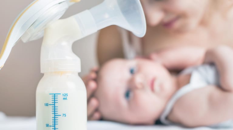 Abgepumpt kann Muttermilch auch dann verabreicht werden, wenn Mama mal keine Zeit hat.