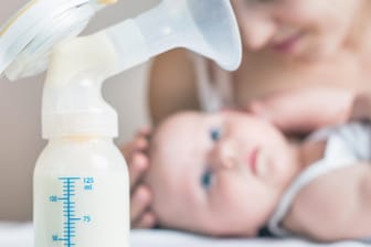 Abgepumpt kann Muttermilch auch dann verabreicht werden, wenn Mama mal keine Zeit hat.